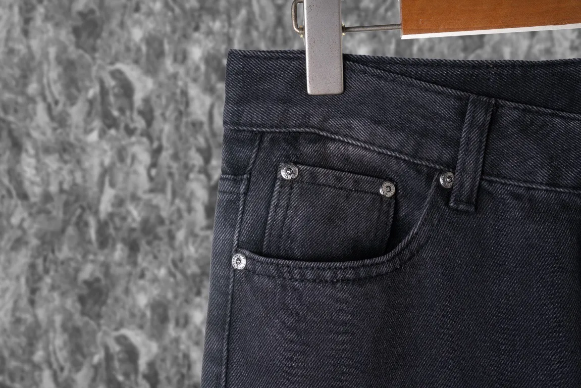 P220 Top version (black pants and blue leather) Top version Chrome Hearts jeans with leather jeans. As we all know, chromehearts jeans use vintage Levis jeans as the base for creation. They usually add their own unique silver buckles and silver ornaments, plus leather embellishments. This is what doubles the value of these vintage jeans, because the base is Vintage jeans, jeans themselves have become very soft and comfortable after years of baptism, which can be distinguished from ordinary jeans. You should also refer to the pants data for size. Style number: 1850# Color: black pants blue leather Size: 28 30 32 34 36 28 Waist 86 Hips 100 Pants length 102 30 Waist 90 Hips 104 Pants length 104 32 Waist 94 Hips 108, pants length 106 34, waist 98, hips 112, pants length 110 36, waist 102, hips 116, pants length 112
